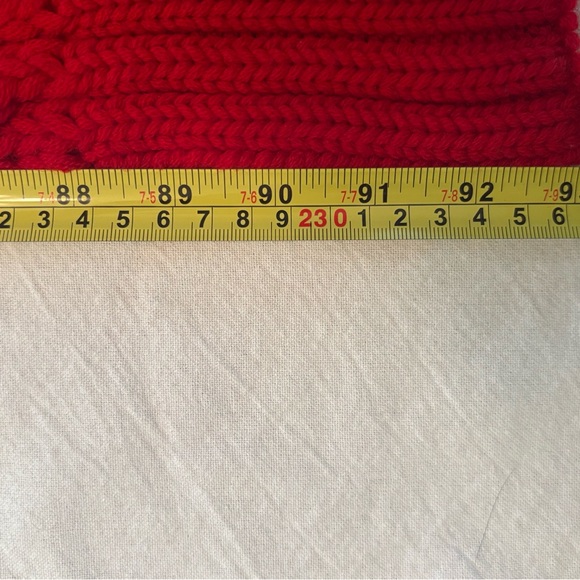 Canada Goose Red Chunky Knit scarf.  Some pulling and small hole. See pics. - Picture 8 of 10